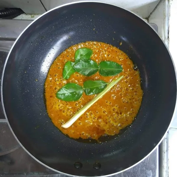 Masukkan serai dan daun jeruk.