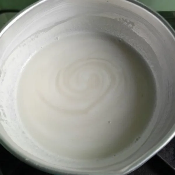 Rebus larutan agar-agar dan susu kedelai sampai mendidih.