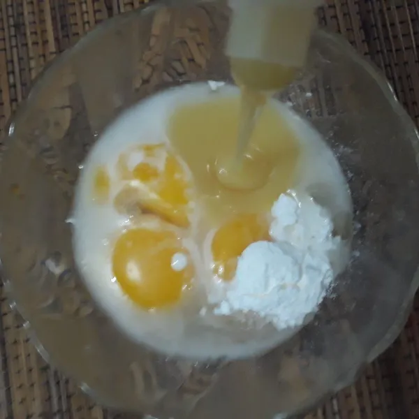 Campur kuning telur, tepung custard, air es dan susu kental manis. Aduk rata.