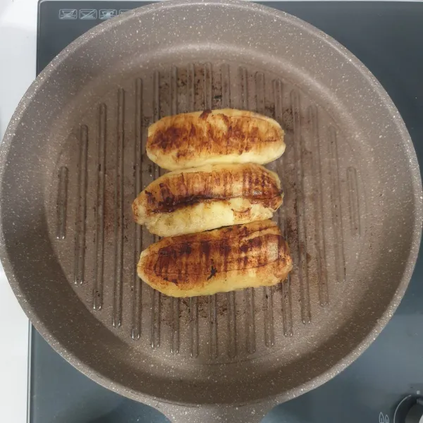 Tekan-tekan dan pipihkan pisang dengan menggunakan spatula, supaya masak merata. Angkat dan matikan api.