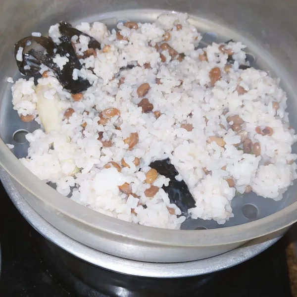 setelah asat angkat dan masukkan kelapa serta garam aduk rata,lalu kukus kurang lebih 30 menit, setelah matang angkat dan aduk sesekali agar pulen.