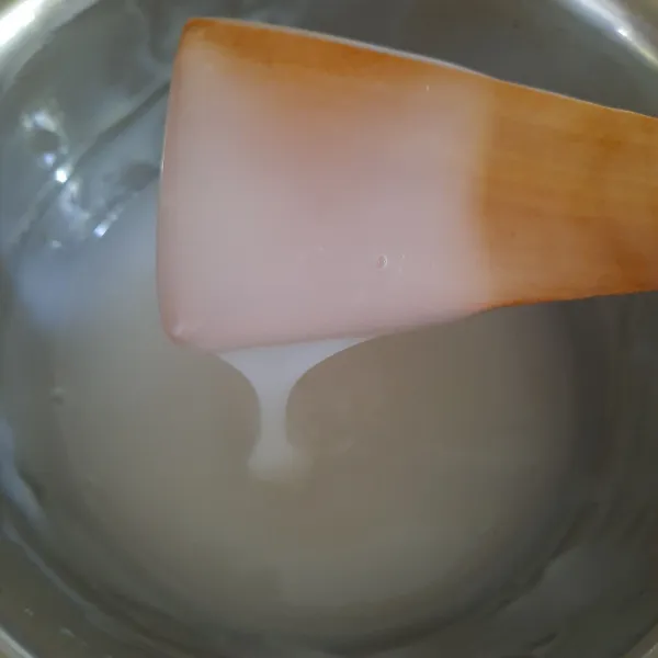 Tuang air mendidih sedikit-sedikit sambil diaduk/diputar cepat dengan spatula kayu hingga larutan tepung berubah warna dan kental.