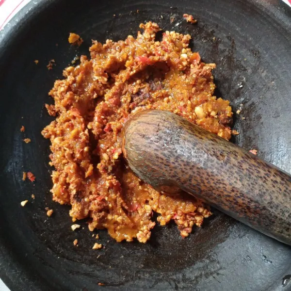 Tambahkan gula martapura/gula aren, uleg lagi.