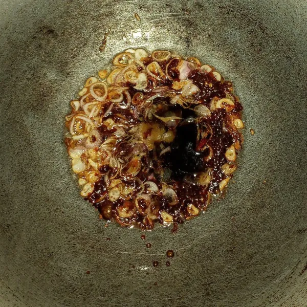 Masukkan kecap manis, bumbui garam dan kaldu bubuk. biarkan sampai meletut-letup.