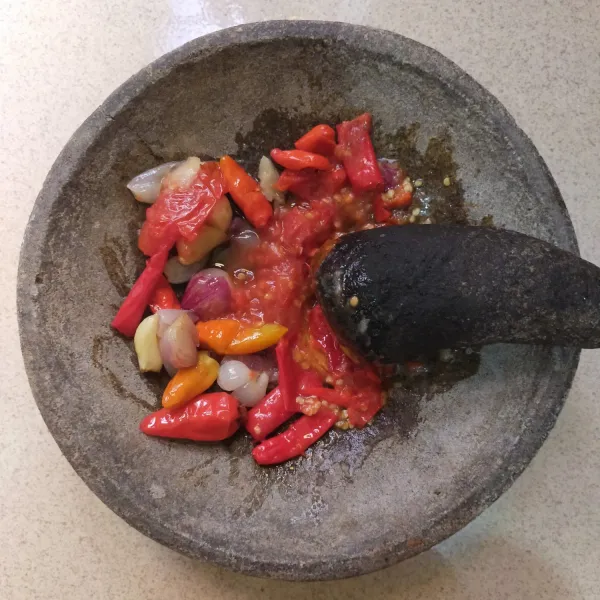 Buat sambal : tumis bawang merah, cabe rawit merah, cabe keriting, bawang putih dan tomat. Lalu haluskan dengan menggunakan cobek.