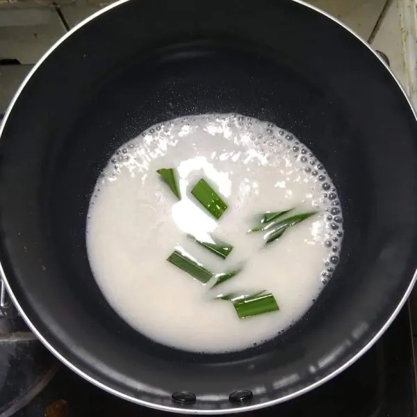 Buat saus putih, siapkan panci, masukkan santan, daun pandan dan garam, aduk-aduk sampai mendidih, angkat.