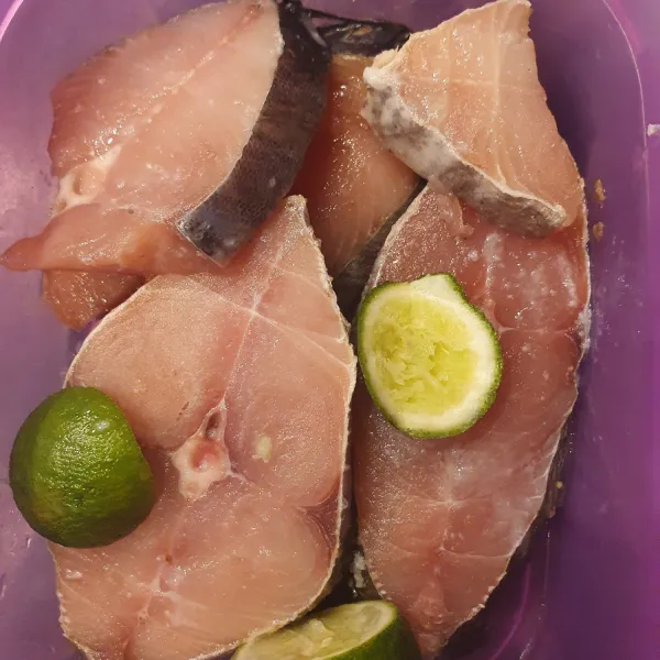Bersihkan ikan, lumuri dengan air perasan jeruk nipis dan garam. Diamkan selama 15 menit.