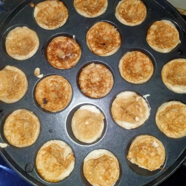 Balik adonan dan tekan-tekan. Masak sampai matang. Sajikan.