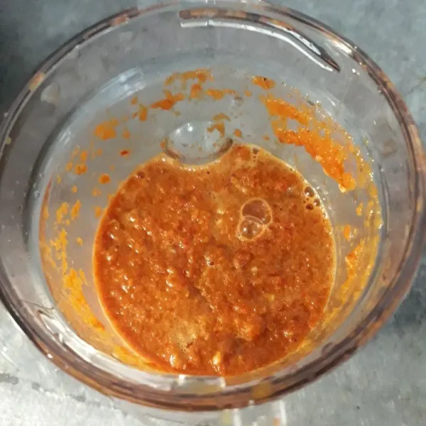 Haluskan cabe merah besar, cabe rawit, bawang merah, bawang putih, jahe, kunyit dan terasi.