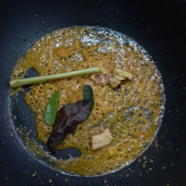 tumis bumbu halus beserta rempah² hingga harum.