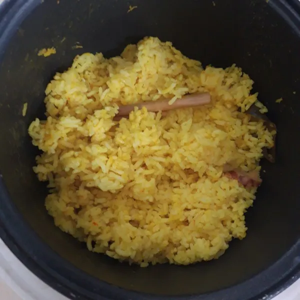 Sesaat setelah matang, tunggu 15 menit agar nasi pulen, selanjutnya aduk nasi.
