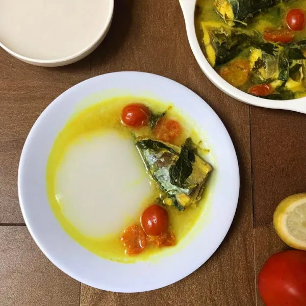 Sajikan papeda bersama ikan kuah kuning.