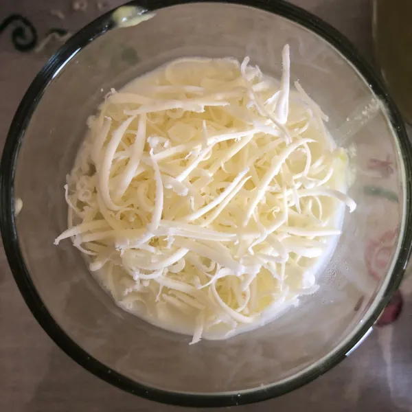 Tambahkan keju parut.