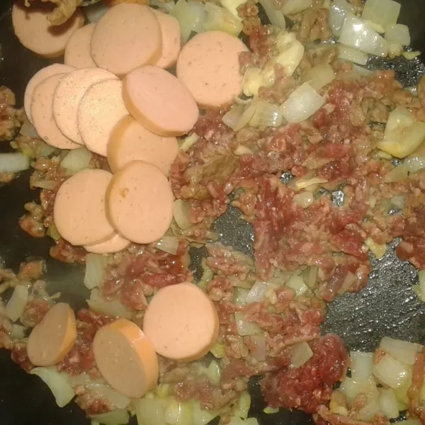 Masukkan daging cincang, tumis sampai berubah warna. Lalu masukkan potongan sosis. Tumis sampai matang.