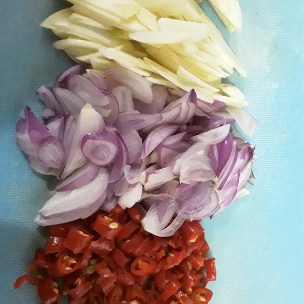 Cuci bawang merah, bawang putih dan cabai merah lalu iris tipis