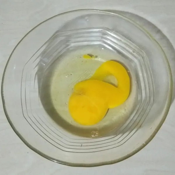 Masukan telur ke dalam manggkuk, kocok lepas.