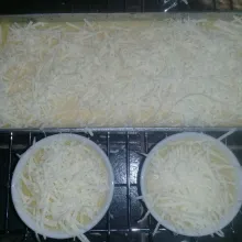 Keluarkan dari oven beri topping keju parut. Panggang lagi selama 30 menit.