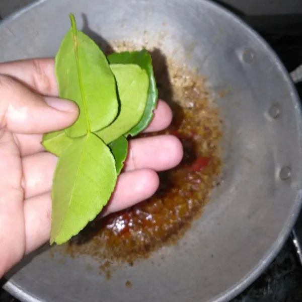 Tumis bumbu halus dengan minyak secukupnya sampai harum. Masukkan daun jeruk.
