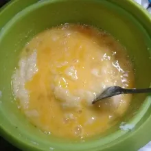 Masukkan kocokan telur, aduk rata.