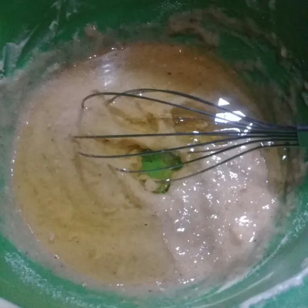 Tuang minyak, aduk rata.