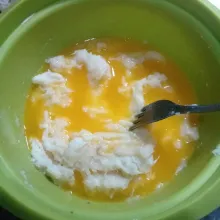 Masukkan margarin cair, aduk rata.