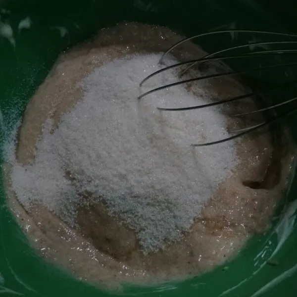 Campur pisang dan gula pasir. Aduk rata dengan whisk.