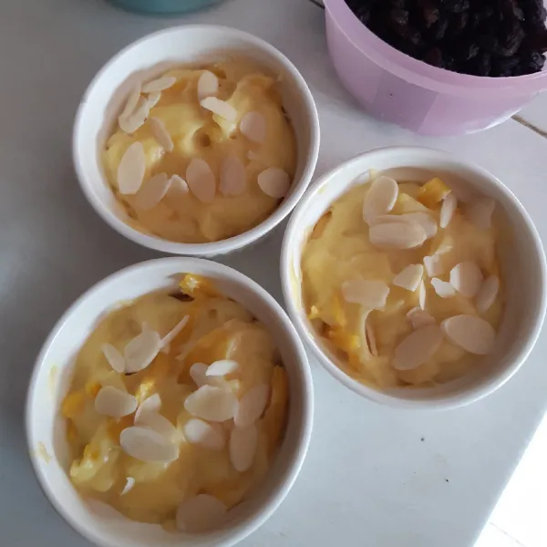 Ambik ramekin, tuang 3/4 wadah isisan, tambahkan almond slice.