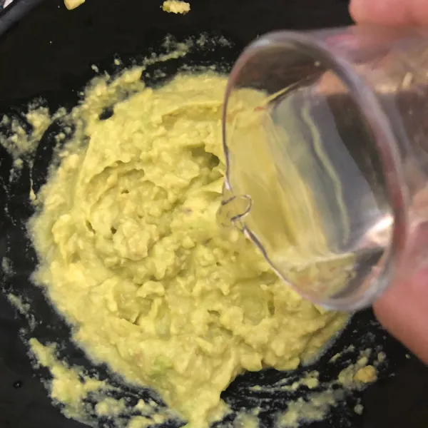 Tambahkan gula cair.