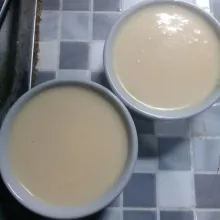 Tuang pada loyang dan wadah tahan panas.