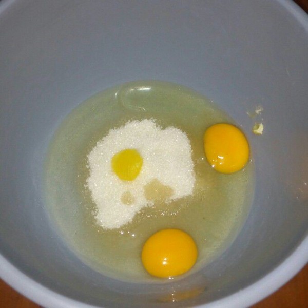 Di wadah campur telur, gula pasir dan sp. Mixer dengan kecepatan tinggi sampai mengembang kental dan berjejak selama 10 menit.