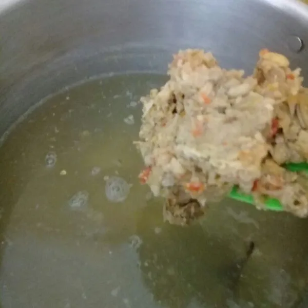 Masukkan tempe semangit yang dipenyet ke dalam rebusan air tadi. Tambahkan daun jeruk, lengkuas, cabe rawit hijau lalu aduk hingga semua tercampur