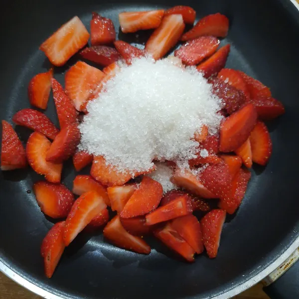 Campur gula, strawberry dan garam. Aduk rata.