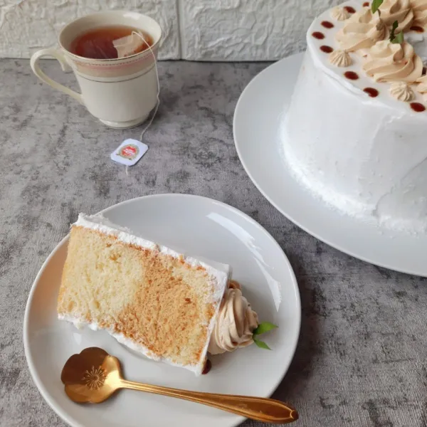 Awug Cake siap dinikmati, alternatif cake gluten free.  pori-pori chiffon sangat tergantung dengan pengocokan telur. begitupun keberhasilan chiffon yg tidak berpinggang menandakan chiffon cake nya berhasil. selamat mencoba.