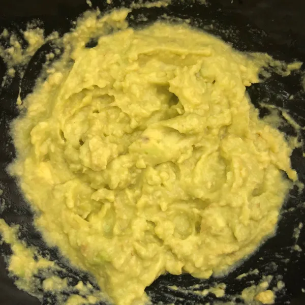 Haluskan buah alpukat dengan whisk.