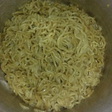 Rebus mie. Tiriskan. Lalu beri 1 sdm kecap dan 1 sdm minyak goreng.