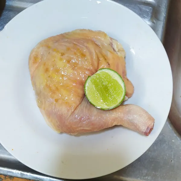 bersihkan ayam, beri perasan air jeruk nipis.