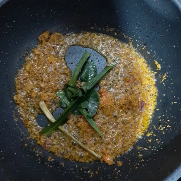 Tumis bumbu halus beserta rempah daun hingga wangi.