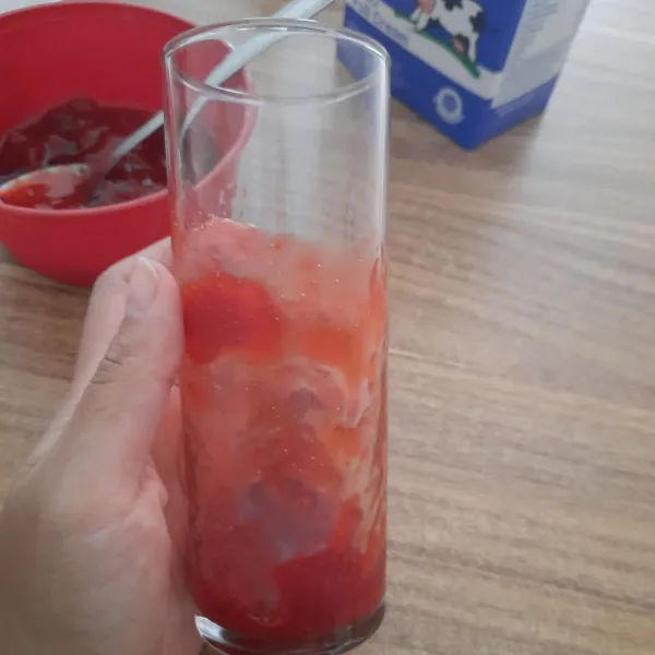 Masukkan strawberry compote kedalam gelas, masukkan es batu.