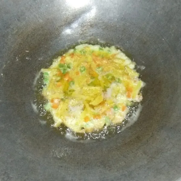 Panaskan minyak goreng. Masukkan kocokan telur ke dalam wajan. Dadar hingga telurnya matang. Angkat, tiriskan.