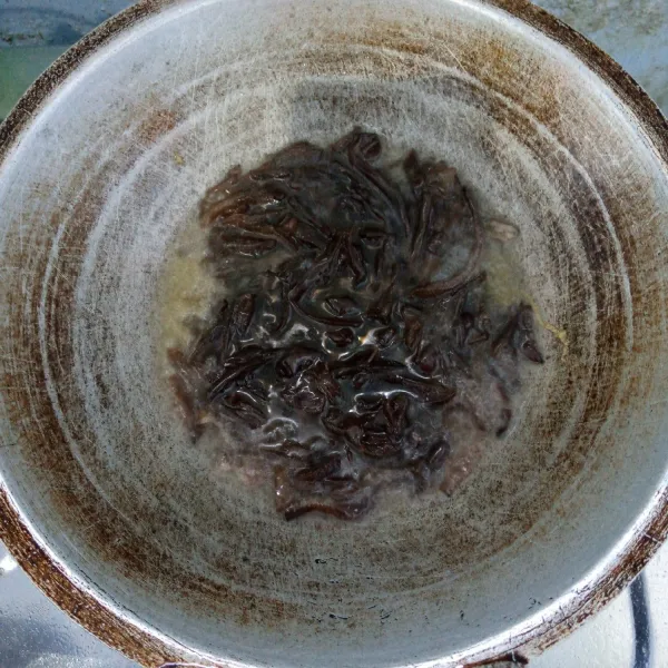 Cuci bersih jamur kuping. Iris tipis. Kemudian goreng sampai matang. Angkat dan tiriskan.
