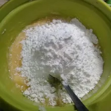 Masukkan tepung terigu dan garam, aduk rata.