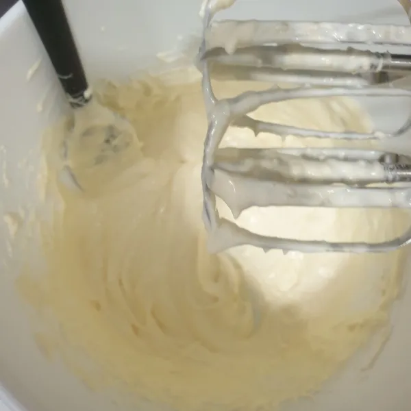 Mixer adonan cheese selama 1 menit, sampai tercampur rata dan lembut. Setelah itu, masukan adonan cheese ke dalam plastik piping bag.