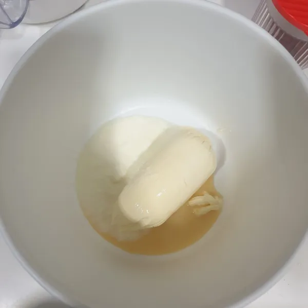 Siapkan mixing bowl. Masukkan cream cheese, susu kental manis, air jeruk lemon dan plain yoghurt.