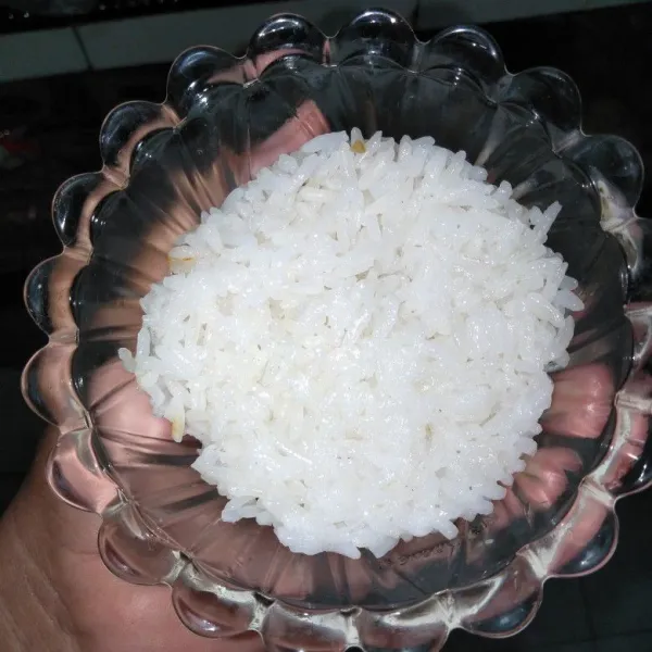 Ambil satu centong nasi cetak dalam wadah cekung.