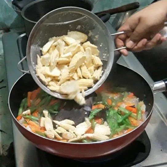 Masukkan baby corn dan rebus kembali selama 5 menit. Tambahkan kaldu ayam jika kurang.