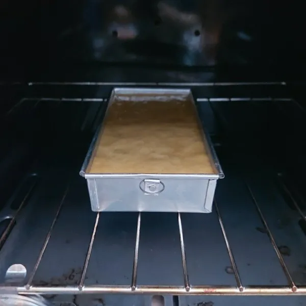 Siapkan loyang ukuran 20x10x4cm yang telah diolesi sedikit margarin dan dialasi baking paper. Tuang adonan ke dalam loyang. Panggang dengan suhu 180⁰C selama 15 menit.