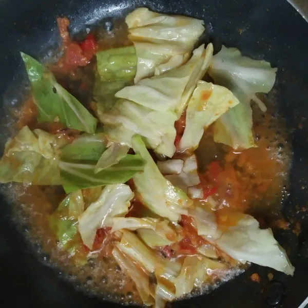 Masukkan kol putih, masak hingga agak layu