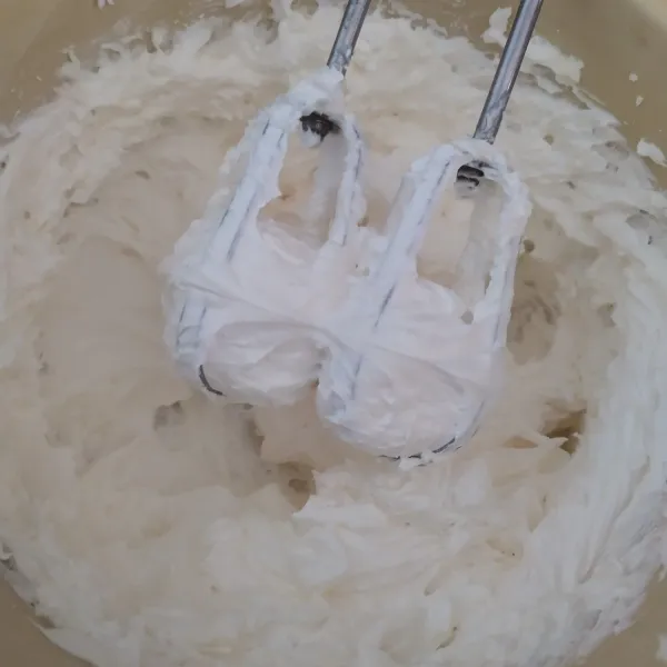 Sementara itu siapkan bahan butter cream mixer hingga lembut