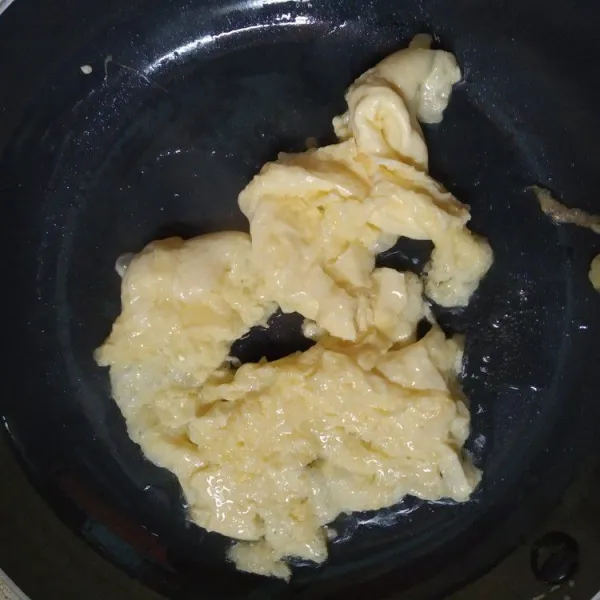 Kocok lepas telur, kemudian goreng sambil diorak-arik, sisihkan