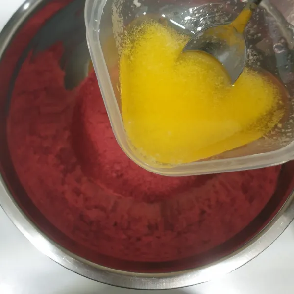 Pindahkan oreo yang sudah dihancurkan tadi ke dalam mangkok dan tambahkan butter cair. Aduk sampai tercampur rata.